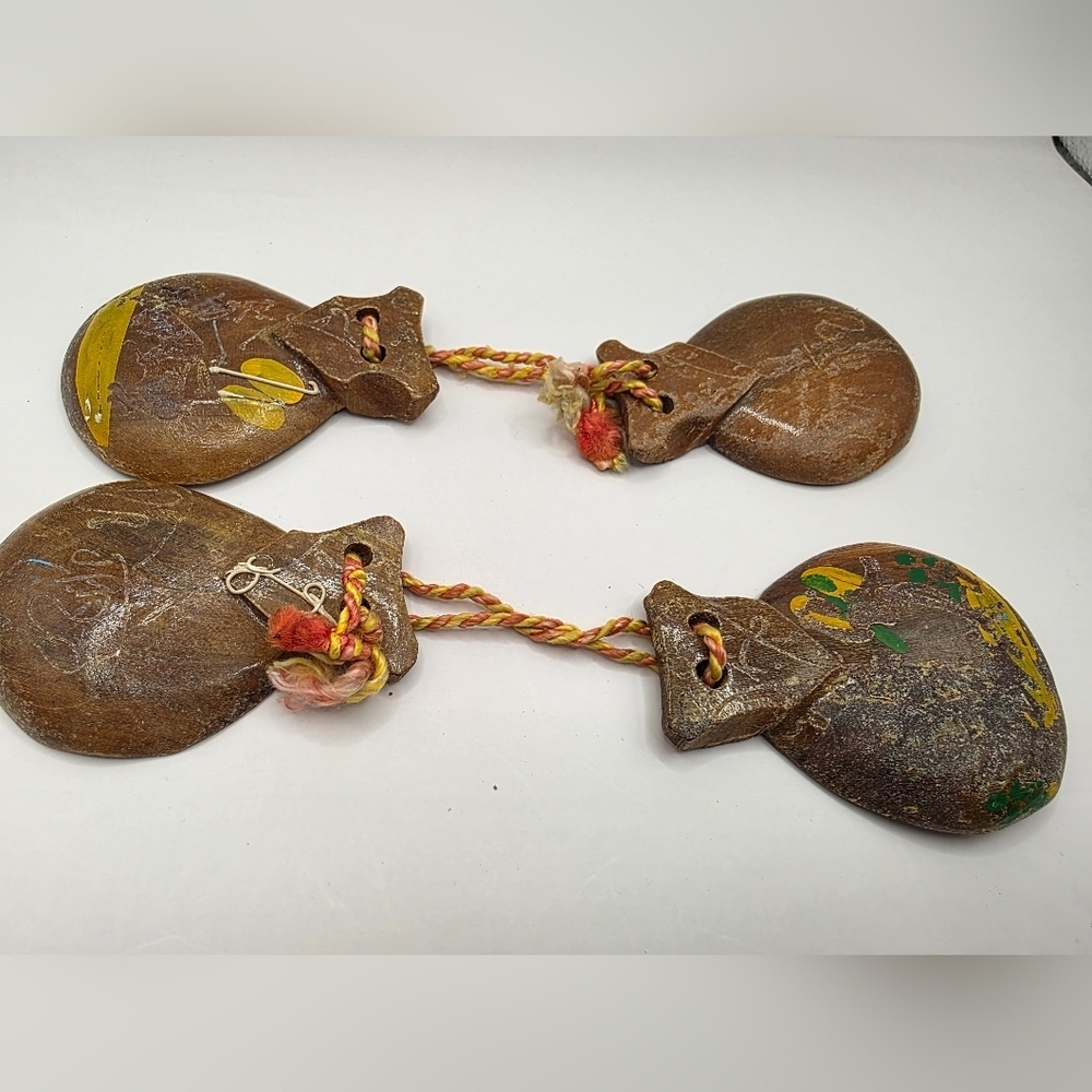 Wooden Castanets with Rope - Picture 3 of 15